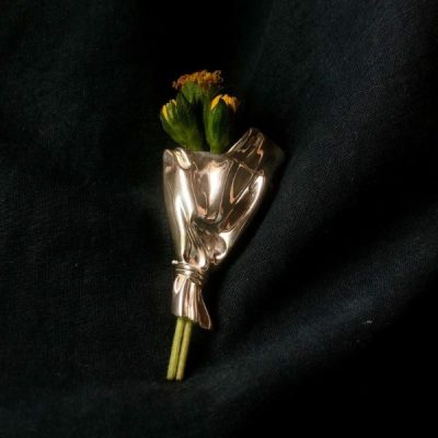 Minimalistische tragbare Blumenbrosche | VASIFINA